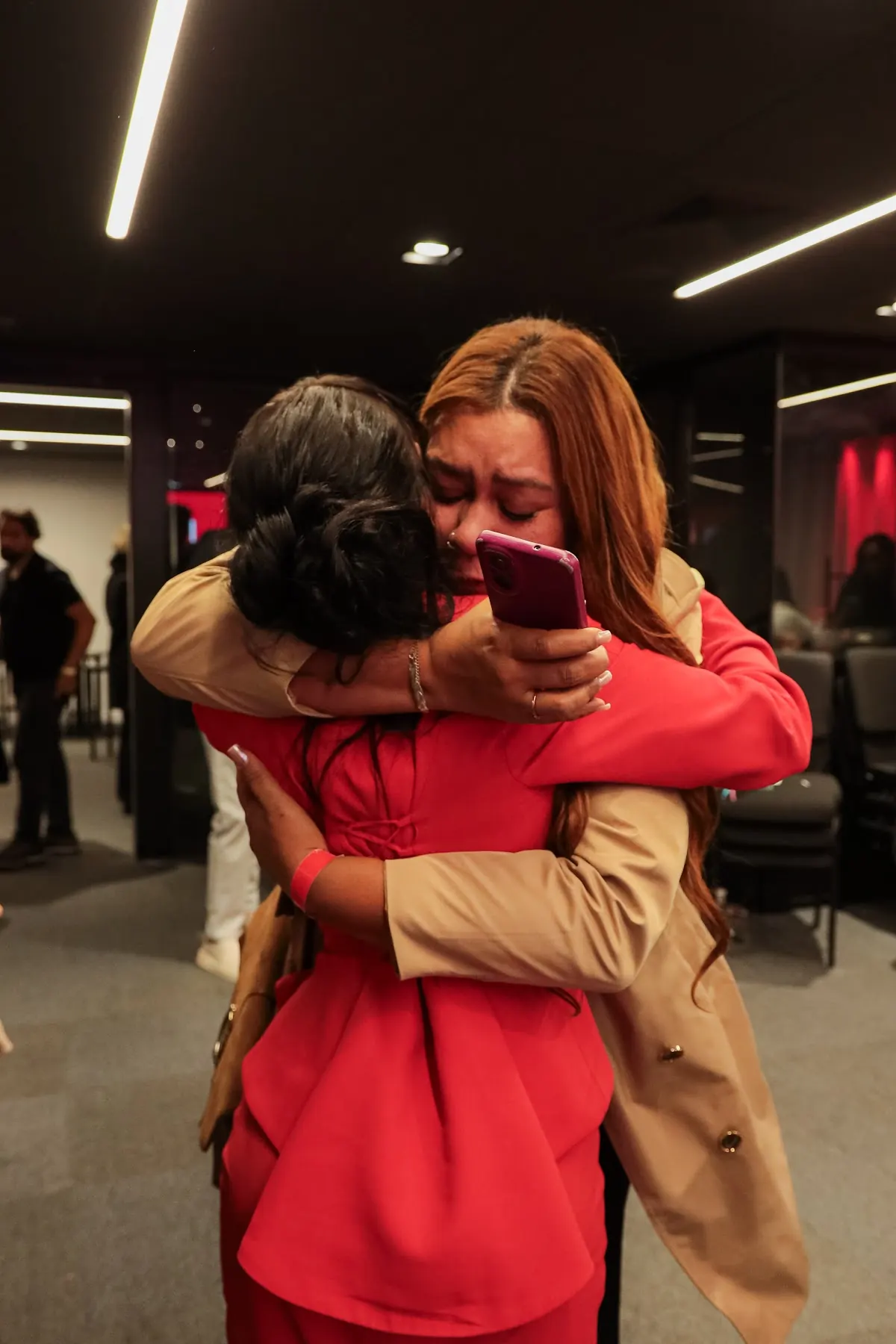 Alunas emocionadas se abraçando durante o evento