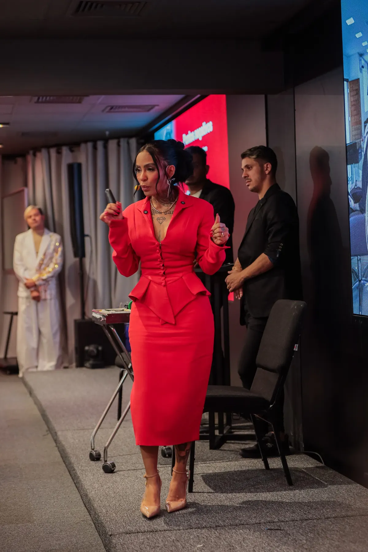 Lua Glow apresentando no palco do evento