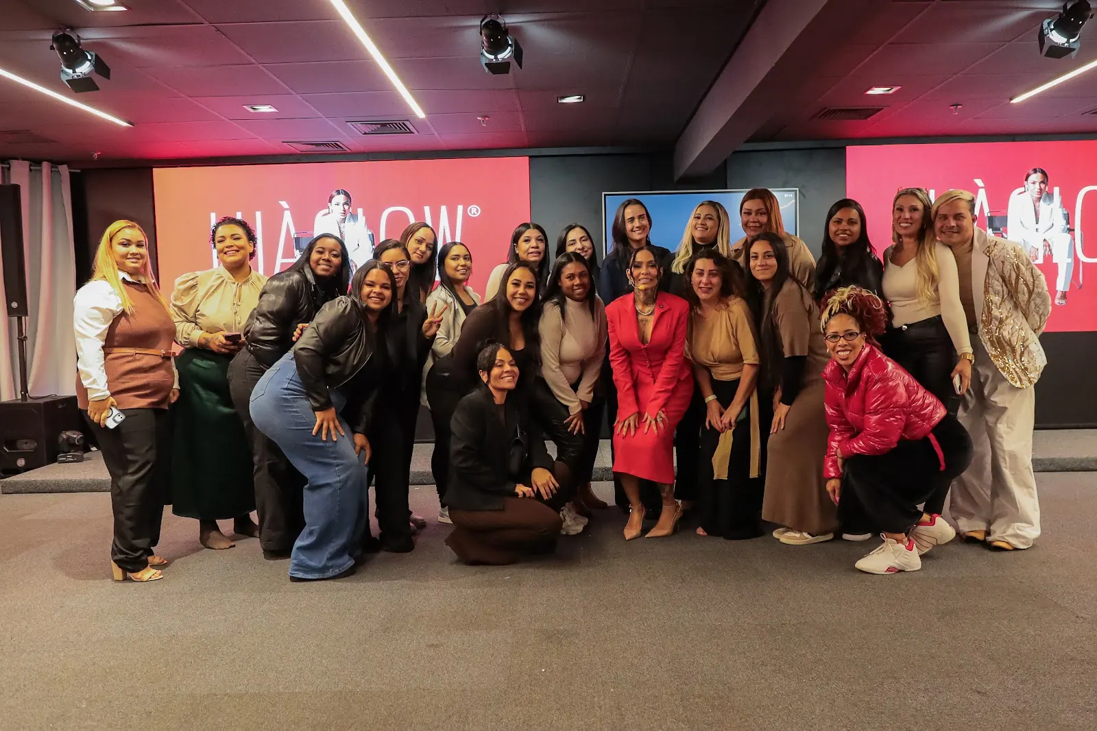 Grupo de mulheres participantes reunidas com a Lua Glow
