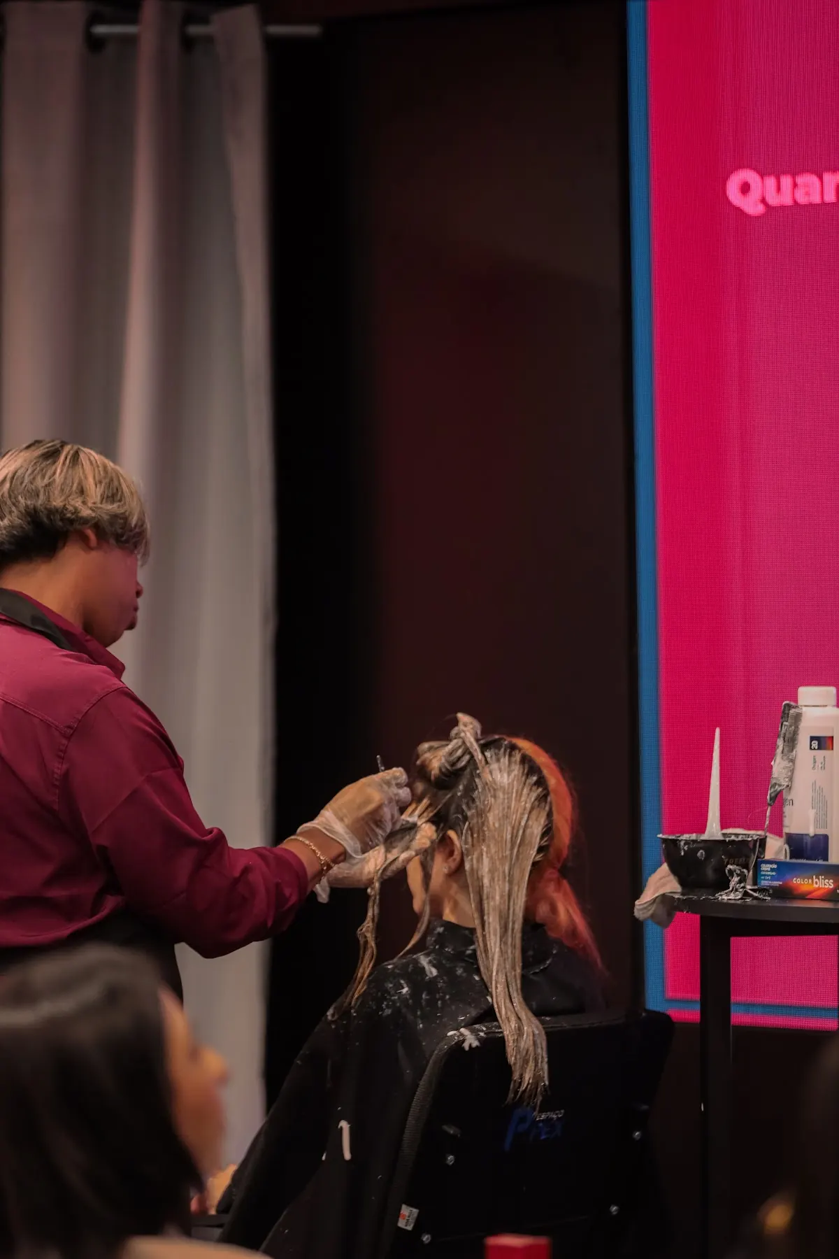 Demonstração de técnica de mega hair ao vivo no palco